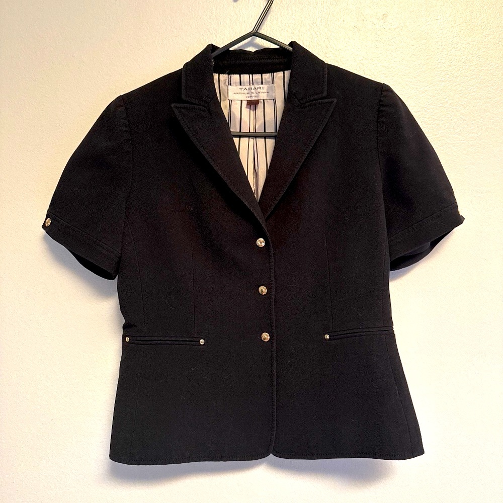 Women’s petite short-sleeve blazer